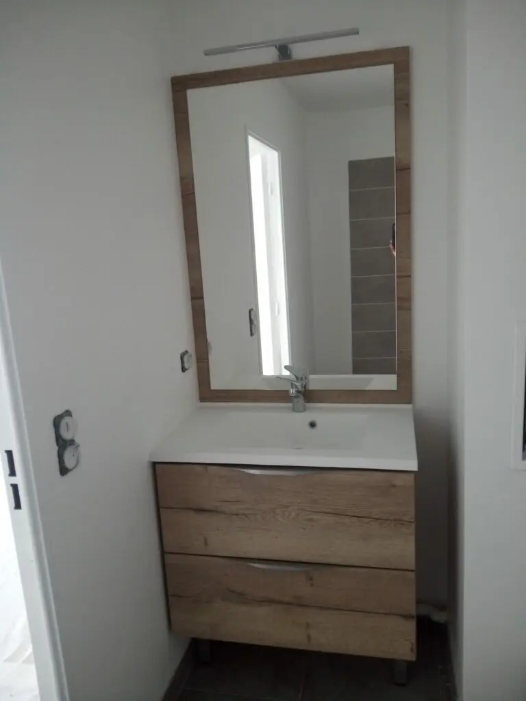 Espace lavabo fait de bois