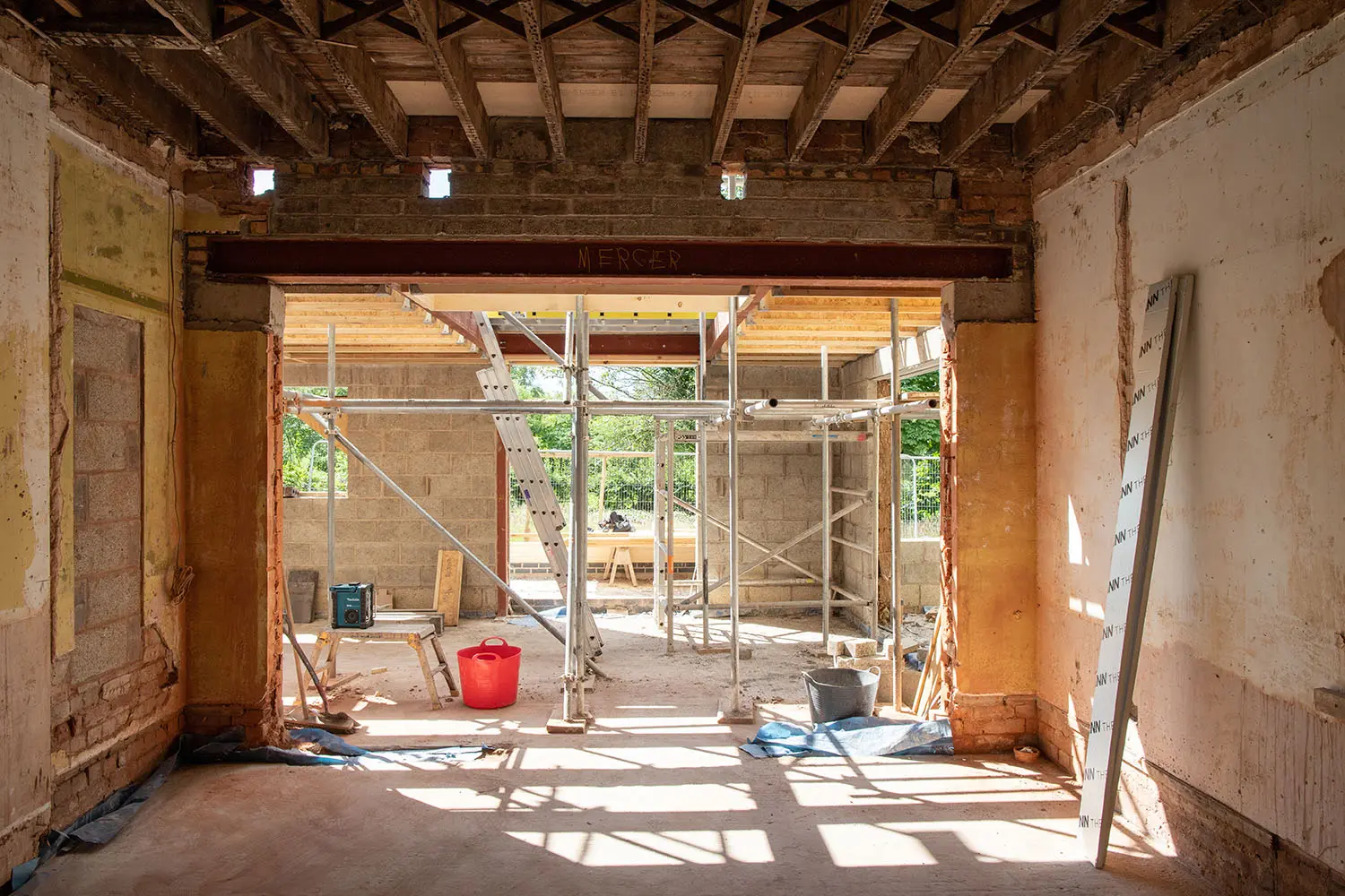 Grand chantier avec échafaudage